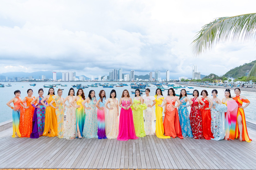 Chủ tịch Đặng Gia Bena cùng các thí sinh trong bộ sưu tập áo dài “Sắc màu hoàng hôn” của nhà thiết kế Tony Phạm