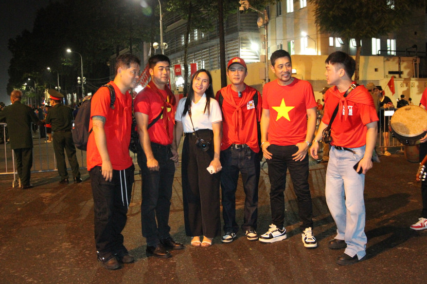 Cả nhóm hào hứng tham gia hoạt động cổ vũ tinh thần và hỗ trợ các cựu chiến binh, người có công, người cao tuổi trước giờ diễn ra sự kiện A80