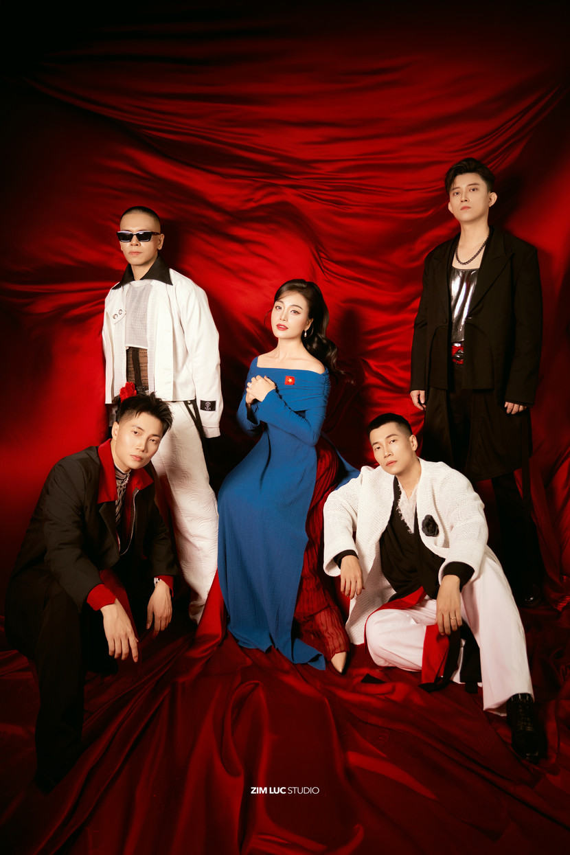 Huyền Trang có sự kết hợp ấn tượng với nhóm Oplus