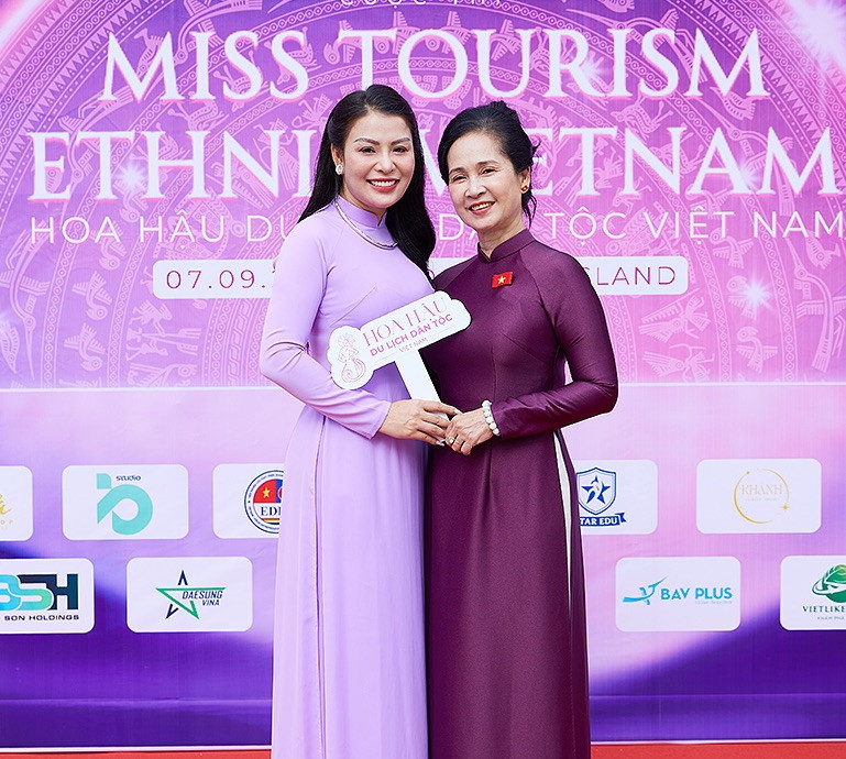 Bà Đàm Hương Thủy, Trưởng Ban tổ chức và NSND Lan Hương, Trưởng Ban giám khảo cuộc thi