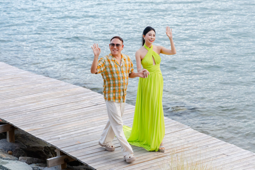 Chủ nhân của bộ sưu tập “Sắc màu hoàng hôn” – nhà thiết kế Tony Phạm cùng "Miss Global Ambassador" Hạnh Nguyên – Phó Chủ tịch kiêm Trưởng BTC cuộc thi