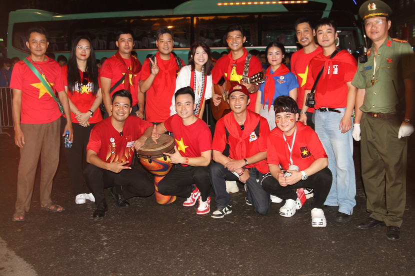 Nhóm nghệ sĩ và tình nguyên viên do diễn viên Doãn Quốc Đam sáng lập, đồng hành cùng các hoạt động ý nghĩa của Công an Phường Ô Chợ Dừa