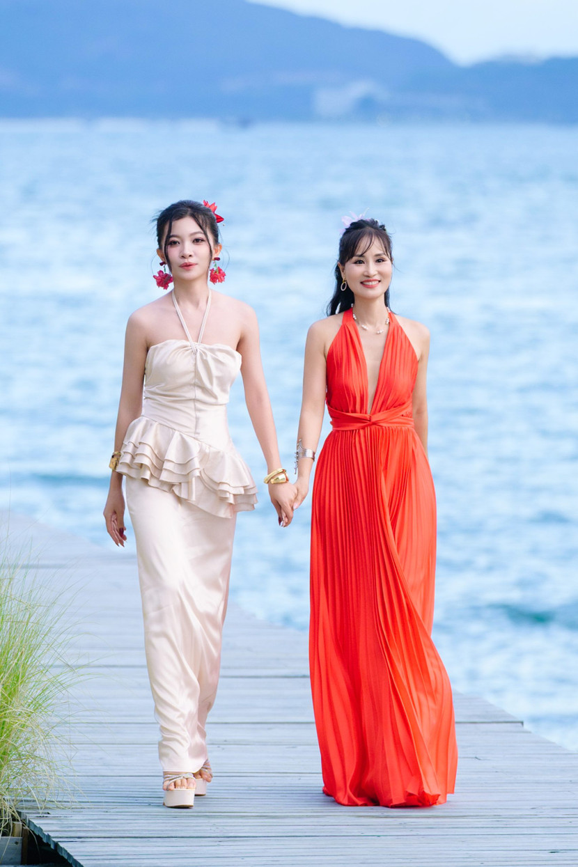 Á hậu Ngọc Quyên và người đẹp Kiều Dung thị phạm cho các thí sinh của cuộc thi