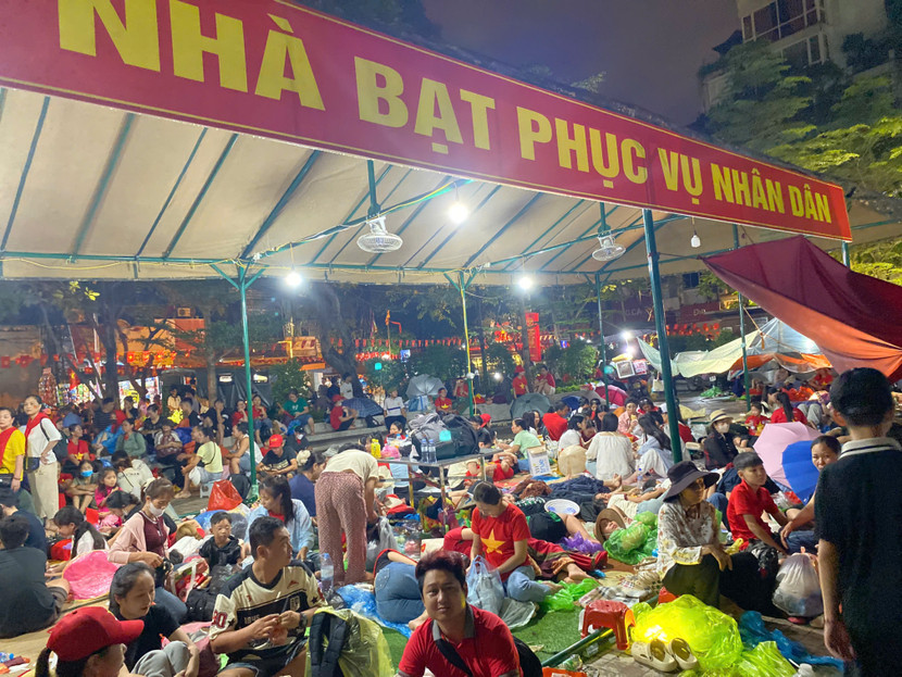 Ngay sát điểm chốt do Đại úy Đào Văn Khỏe là chốt trưởng là nhà bạt phục vụ nhân dân được dựng ngay tại vườn hoa Lê Trực với số lượng nhân dân tập trung lúc nào cũng rất đông