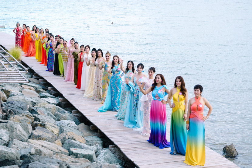 Những tà áo dài thướt tha đã gợi mở hình ảnh Việt Nam – một đất nước vừa gìn giữ bản sắc truyền thống, vừa sẵn sàng vươn mình hội nhập toàn cầu.