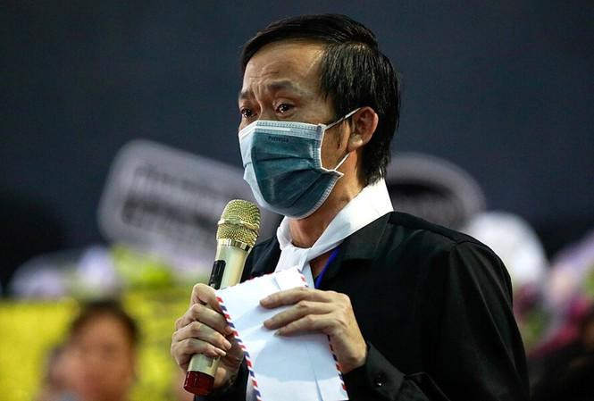 NSƯT Hoài Linh thay mặt gia đình Chí Tài thực hiện công việc từ thiện tại Việt Nam