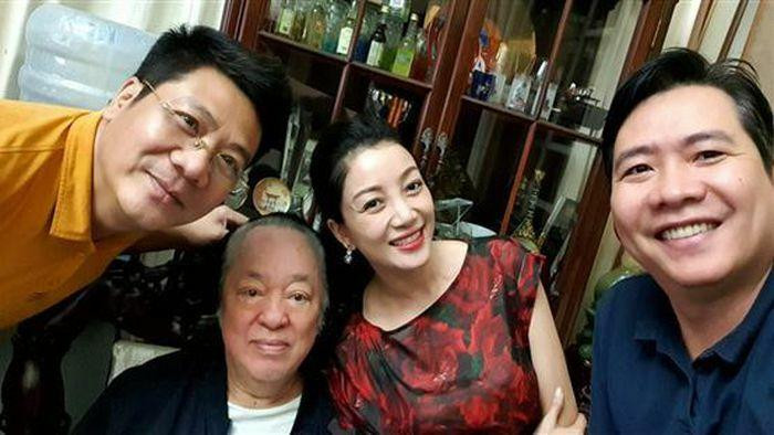 Bức ảnh lưu lại khoảnh khắc TS. NSND Quốc Hưng (áo vàng) hội ngộ cùng người thầy của mình - cố NSND Trung Kiên