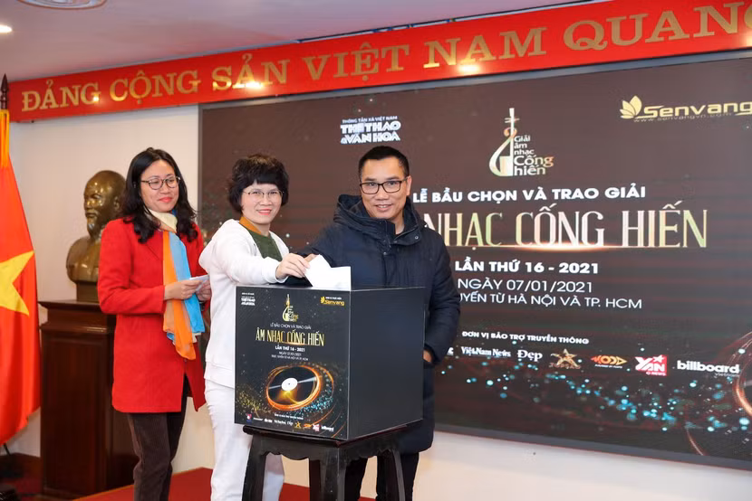 Các nhà báo đầu cầu Hà Nội bỏ phiếu bình chọn giải Cống hiến 2021