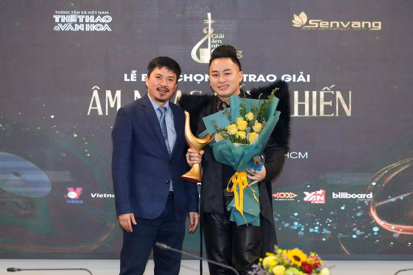 Tùng Dương giành 3 cúp tại giải Cống hiến năm nay