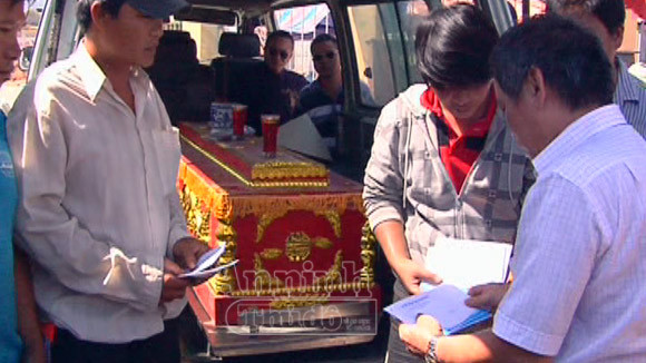 Trao tiền hỗ trợ cho ngư dân trên tàu cá bị đâm chìm ảnh 1