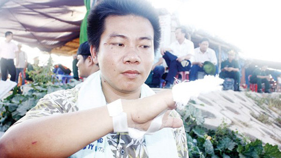 Tàu Trung Quốc dã man, bỏ mặc ngư dân Việt Nam sống chết giữa biển ảnh 3