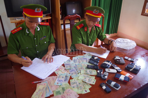 Triệt phá tụ điểm đánh bạc giữa rừng cao su ảnh 2