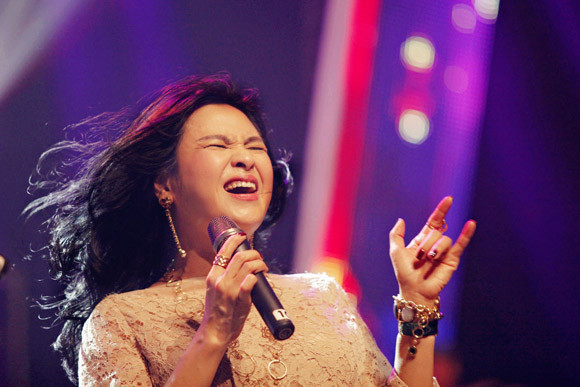 Maya mặt mộc, diva Thanh Lam quyến rũ với áo ren, quần short da ảnh 4