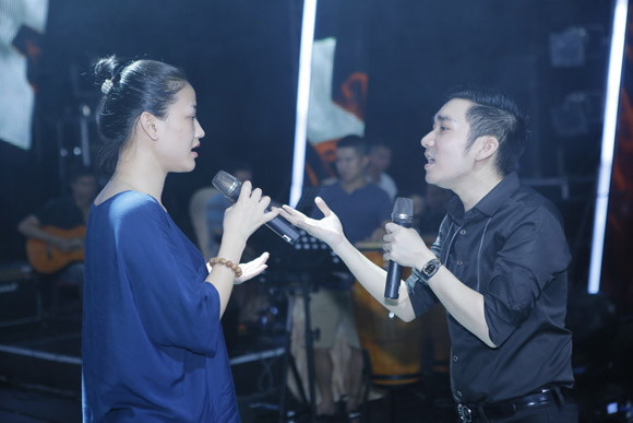 Maya mặt mộc, diva Thanh Lam quyến rũ với áo ren, quần short da ảnh 2