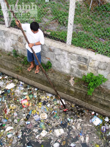 Cá chết, đồng ruộng bỏ hoang vì nguồn nước ỗ nhiễm ảnh 2