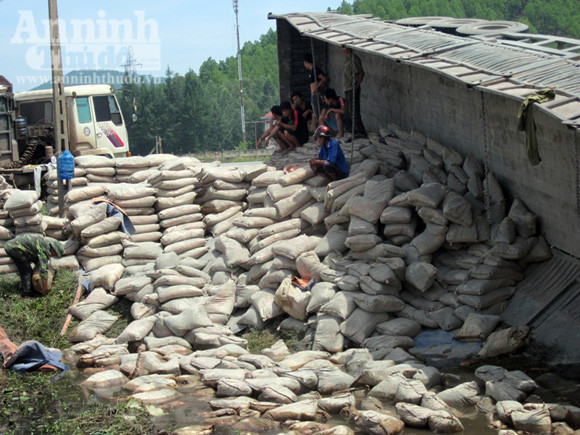 Xe chở xi-măng lao xuống ao, 10 tấn "hóa" bê tông ảnh 5