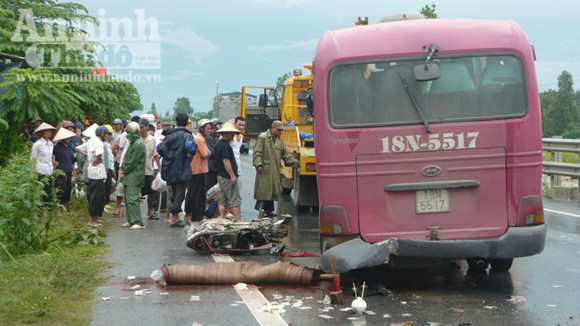 Xe khách đâm 5 xe máy kinh hoàng, 6 người chết ảnh 1