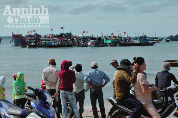 Đổ xô “hôi của” tàu chở đồ cổ bị đắm trên 500 năm ảnh 1