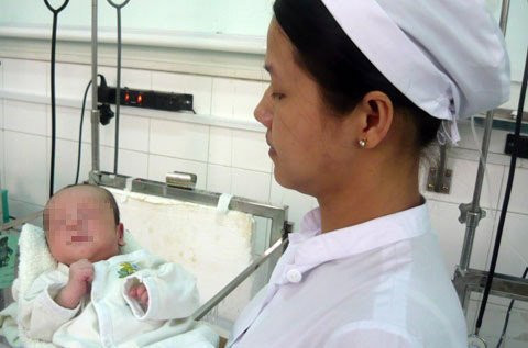 Bé trai sơ sinh được cho là con của cha dượng đồi bại. Ảnh: A.N. Bé trai sơ sinh được cho là con của cha dượng đồi bại. Ảnh: A.N.