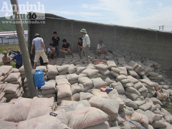 Xe chở xi-măng lao xuống ao, 10 tấn "hóa" bê tông ảnh 4