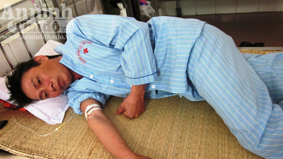 Côn đồ vô cớ vác kiếm chém người nhập viện ảnh 1