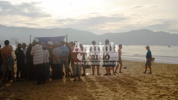 Tắm biển, 2 học sinh lớp 9 mất tích và chết đuối ảnh 1