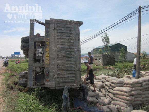 Xe chở xi-măng lao xuống ao, 10 tấn "hóa" bê tông ảnh 6
