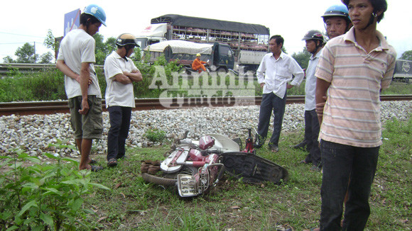 Băng qua đường sắt, ông lão bị tàu tông chết ảnh 1