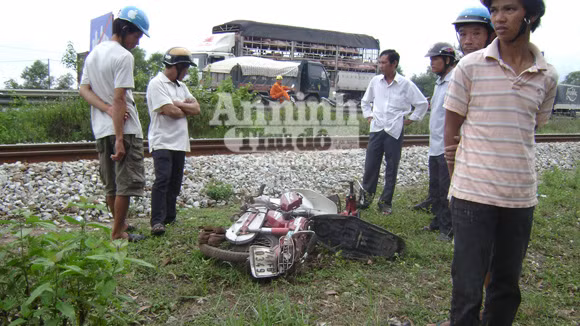 Băng qua đường sắt, ông lão bị tàu tông chết ảnh 1
