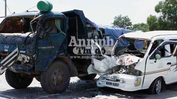 Xe khách đấu đầu xe tải, 3 người mắc kẹt trong cabin ảnh 1