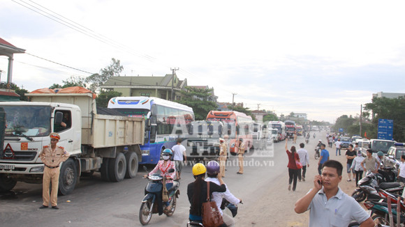 Xe máy va quệt xe tải, 2 người chết ảnh 2