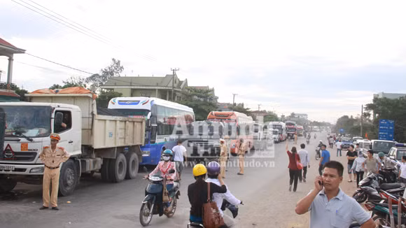 Xe máy va quệt xe tải, 2 người chết ảnh 2