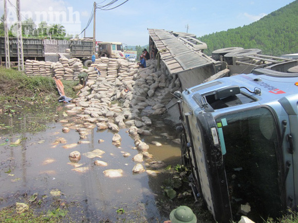 Xe chở xi-măng lao xuống ao, 10 tấn "hóa" bê tông ảnh 1