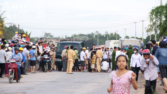 Xe máy va quệt xe tải, 2 người chết ảnh 1