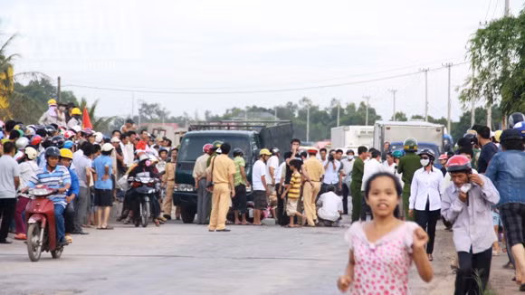 Xe máy va quệt xe tải, 2 người chết ảnh 1