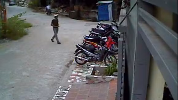 Xem tên trộm phá khóa, trộm xe trong chớp mắt ảnh 2