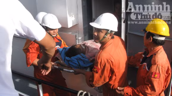 1 ngư dân bất tỉnh khi còn cách Nha Trang 225 hải lý ảnh 1