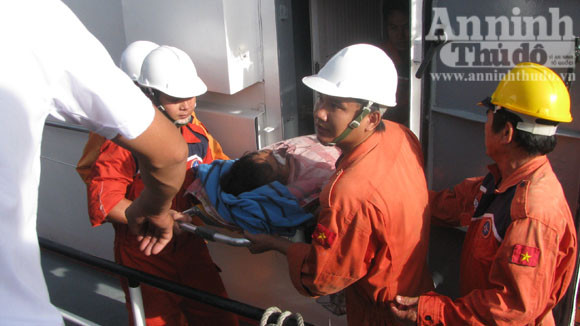 1 ngư dân bất tỉnh khi còn cách Nha Trang 225 hải lý ảnh 1