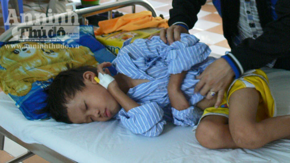 Sụt hố cát, 1 trẻ đuối nước, 3 trẻ bị thương ảnh 1