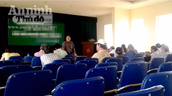 Ăn chặn tiền trợ cấp hộ nghèo, nữ cán bộ phường bị dân "đấu tố" ảnh 1