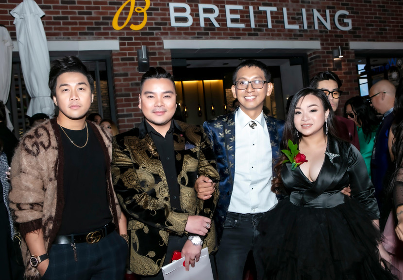 Đạo diễn Huỳnh Tuấn Anh (thứ ba từ trái sang) đón nhận niềm vui khi được vinh danh tại Liên hoan phim Thế giới châu Á 2021