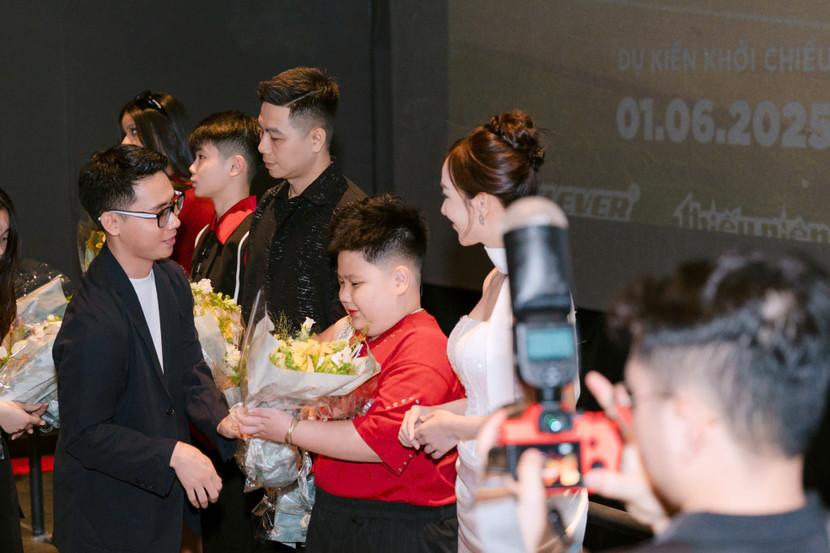 Đạo diễn Đồng Công Hiếu - Giám đốc Việt Art Film tặng hoa cho diễn viên, đạo diễn và êkip đoàn phim Đạo diễn Đồng Công Hiếu - Giám đốc Việt Art Film tặng hoa cho diễn viên, đạo diễn và êkip đoàn phim