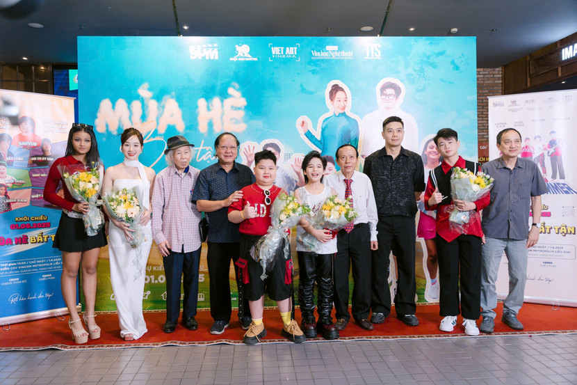 Chủ tịch Hội điện ảnh Việt Nam Đinh lệnh Hùng Tú, Tổng Biên tập Thời Báo Văn học nghệ thuật Hoàng Dự cùng đạo diễn, nghệ sĩ và êkip diễn viên đoàn phim Chủ tịch Hội điện ảnh Việt Nam Đinh lệnh Hùng Tú, Tổng Biên tập Thời Báo Văn học nghệ thuật Hoàng Dự cùng đạo diễn, nghệ sĩ và êkip diễn viên đoàn phim