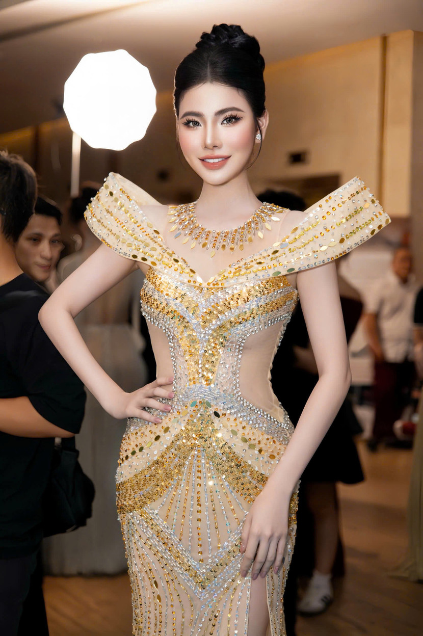 Á hậu Lê Kim Khỏe nổi bật trong một thiết kế của NTK Tommy Nguyễn