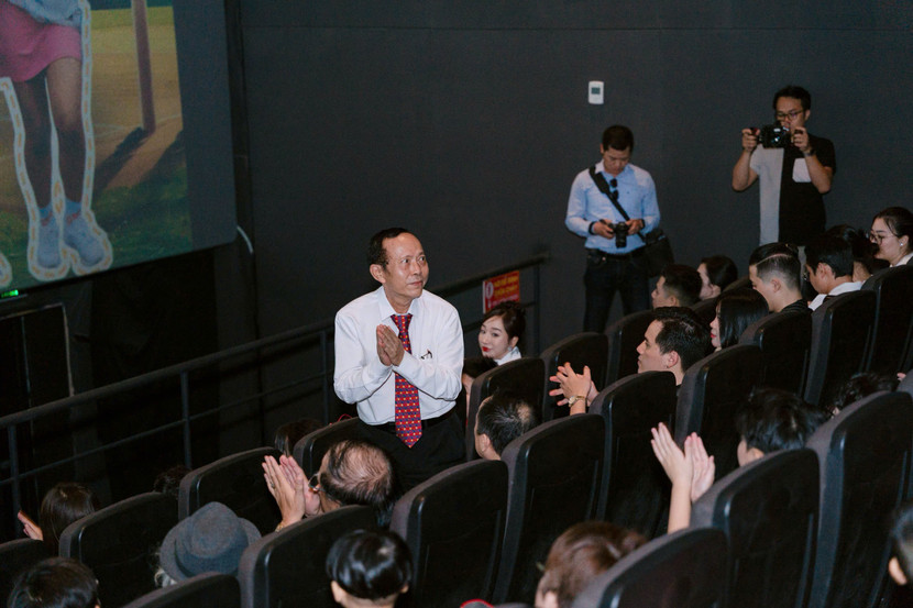 Nhà văn, nhà báo Hoàng Dự - Tổng Biên tập Thời báo Văn học nghệ thuật, Chủ tịch hãng phim Việt Art ( Việt Art Film) tại lễ ra mắt dự án phim "Mùa hè bất tận" Nhà văn, nhà báo Hoàng Dự - Tổng Biên tập Thời báo Văn học nghệ thuật, Chủ tịch hãng phim Việt Art ( Việt Art Film) tại lễ ra mắt dự án phim "Mùa hè bất tận"