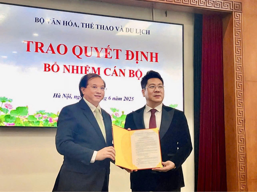 Thứ trưởng Bộ VHTT&DL Tạ Quang Đông trao quyết định bổ nhiệm TS.NSND Quốc Hưng làm Giám đốc Học viện Âm nhạc Quốc gia Việt Nam Thứ trưởng Bộ VHTT&DL Tạ Quang Đông trao quyết định bổ nhiệm TS.NSND Quốc Hưng làm Giám đốc Học viện Âm nhạc Quốc gia Việt Nam