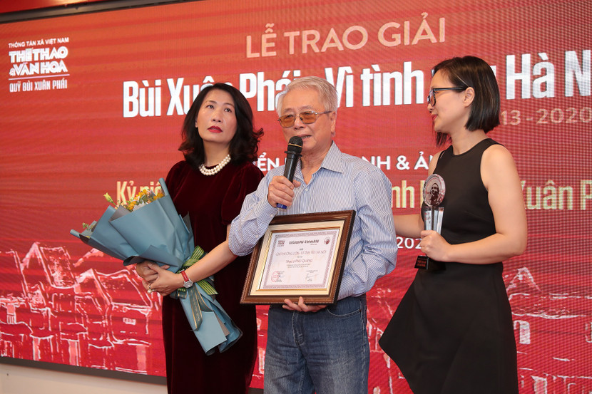 Từ trái qua: chị Anh Thư - vợ nhạc sĩ Phú Quang , nhạc sĩ Phú Ân - anh trai nhạc sĩ Phú Quang và nghệ sĩ Trinh Hương - con gái nhạc sĩ Phú Quang tại lễ trao giải Bùi Xuân Phái - Vì tình yêu Hà Nội.