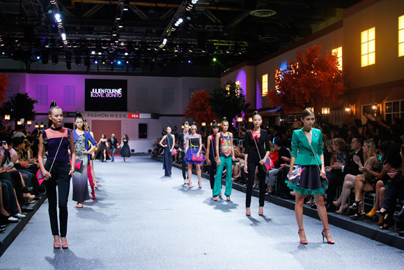 Thí sinh Top Model "đắt sô" tại Singapore ảnh 1