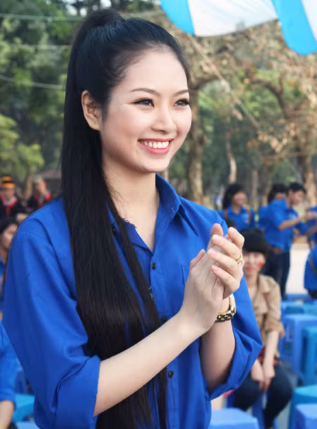 Hoa hậu Ngọc Anh rạng rỡ trong màu áo xanh tình nguyện ảnh 1