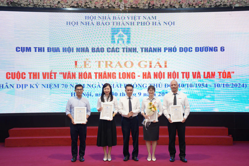 Giải Đặc biệt được trao cho tác phẩm "Tạo mã định danh người Hà Nội" của nhóm 4 tác giả đến từ báo Hà Nội Mới. Giải Đặc biệt được trao cho tác phẩm "Tạo mã định danh người Hà Nội" của nhóm 4 tác giả đến từ báo Hà Nội Mới.